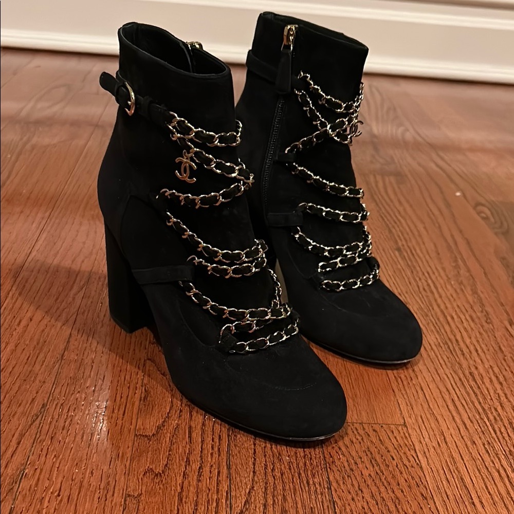 CHANEL Black Suede Heeled Boots with Chunky Heel and Gold Chains
